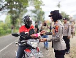 Polsek Metro Selatan Bagikan Takjil Gratis Kepada Pengendara dan Himbau Masyarakat Jaga Keamanan