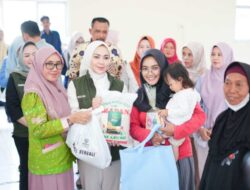 Ketua TP PKK Provinsi Lampung Serahkan Bantuan Sosial Kepada Masyarakat Kota Metro     Kota Metro, rawasnews-tv.com – Ketua Tim Penggerak (TP) PKK Provinsi Lampung Ibu Purnama Wulan Sari Mirza melaksanakan kunjungan kerja ke Kota Metro dalam rangka penyerahan bantuan sosial kepada masyarakat di sejumlah kecamatan, Sabtu (28/02/2026).     Berkolaborasi dengan Baznas Provinsi Lampung dan didampingi Ketua TP PKK Kota Metro Ny. Eni Sumiyati Bambang, Ketua TP PKK Provinsi Lampung yang akrab disapa Batin Wulan mengawali kunjungan kerja di Aula Kecamatan Metro Timur.     Di lokasi ini, Batin Wulan menyerahkan bantuan beras dan bahan kebutuhan pokok kepada 40 penerima manfaat. Selain itu, TP PKK Provinsi Lampung juga menyalurkan bantuan susu dan telur untuk anak-anak guna membantu pemenuhan kebutuhan gizi keluarga beresiko stunting serta meninjau langsung kondisi orang tua lansia serta menyerahkan bantuan beras, sembako dan tali asih.     Batin Wulan menyampaikan bahwa bantuan tersebut merupakan wujud kepedulian kepada masyarakat agar dapat merasakan manfaat dan dukungan, khususnya menjelang bulan Ramadan.     Batin berharap bantuan yang diberikan dapat membantu memenuhi kebutuhan masyarakat serta memberikan manfaat bagi keluarga penerima”, sambungnya.     Selanjutnya, kunjungan kerja dilanjutkan ke Aula Kelurahan Hadimulyo Barat yang diikuti peserta gabungan dari Kecamatan Metro Pusat dan Kecamatan Metro Utara dengan jumlah sekitar 80 orang.     Pada kesempatan tersebut, Ketua TP PKK Provinsi Lampung kembali menyerahkan bantuan sosial berupa beras dan bahan kebutuhan pokok kepada masyarakat kurang mampu, serta meninjau langsung kondisi seorang anak yang beresiko stunting.     Dalam kesempatan itu, Batin Wulan menegaskan bahwa pemenuhan gizi anak perlu menjadi perhatian bersama agar pertumbuhan anak berjalan optimal dan berat badan sesuai dengan usianya.     Ia mengimbau masyarakat untuk memberikan makanan bergizi kepada anak-anak seperti telur dan susu serta mengurangi pemberian makanan manis atau jajanan yang kurang sehat.     “Apabila anak tidak menyukai