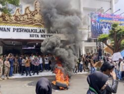 Ratusan Mahasiswa Bakar Ban di Gedung DPRD, Soroti 13 Program Walikota dan Wakil Walikota Metro