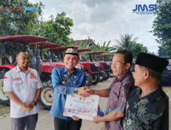 Pemkot Metro Kembali Tunjukkan Komitmen dan Serahkan Bantuan Berupa 19 Traktor Kepada Kelompok Tani
