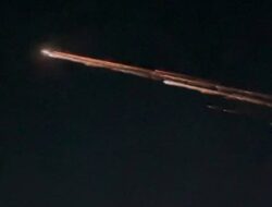 Geger !! Diduga Mirip Rudal Lewat di Atas Langit Kota Metro Jadi Pertanyaan 