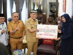 Wali Kota Metro Hi. Bambang Serahkan Dana Pembinaan Peserta MTQ, Dorong Kebangkitan Syiar Al-Qur’an di Kalangan Generasi Muda