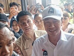 Kedatangan Jokowi Disambut Meriah Oleh Brigade Rakyat Nusantara di Bandara Raden Intan II