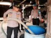 Polsek Metro Selatan Salurkan Air Bersih Dari Rumah ke Rumah di Tengah Kemarau Panjang Polsek Metro Selatan Salurkan Air Bersih dari Rumah ke Rumah di Tengah Kemarau Panjang