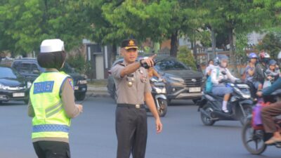 Kapolres Dan Wakapolres Metro Turun Langsung Atur Lalin, Wujud Nyata Pelayanan Polri Kepada Masyarakat